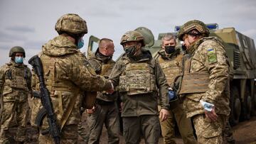 Archivo - Volodimir Zelenski visita el frente de combate en el este de Ucrania