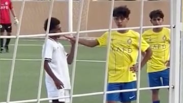 El hijo de Cristiano competía con las categorías inferiores del Al Nassr cuando este rival se le acercó a fastidiarle.