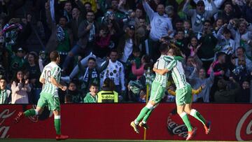 Sergio Canales y Sergio Le&oacute;n se abrazan al final del Betis-Atl&eacute;tico, en el que el equipo de casa gan&oacute; 1-0.