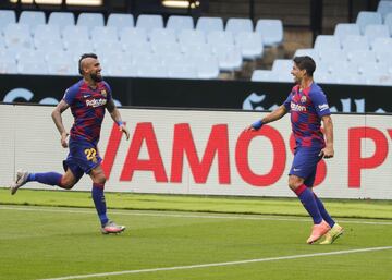 El delantero del Barcelona, Luis Suárez, celebra el 0-1 al Celta de Vigo con Arturo Vidal.  