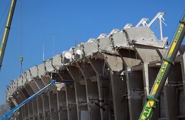 La tercera grada del Camp Nou ya está derribada y los trabajos se centran en el techo de la grada.