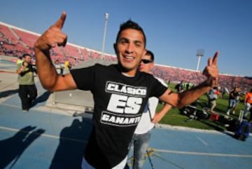 El primer semestre de 2015 la U fue desastroso. Para peor, perdió el clásico con Colo Colo en el último minuto con un penal y Felipe Flores celebró tras la victoria con esta polera. 