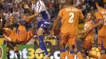 <b>LA JUGADA DE LA DISCORDÍA. </b>Boateng intenta depejar un balón de chilena en el área y Muñiz interpreta que hay penalti a Colotto.