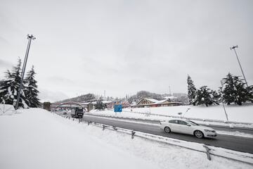 Varios coches pasal por el alto de Pagozelai cubierto de nieve en Pamplona, Navarra. La Agencia Estatal de Meteorología (Aemet) mantiene la alerta naranja por acumulación de nieve en Navarra. Pamplona ha amanecido cubierta por una capa de unos cinco a diez centímetros de nieve, espesores que aumentan en el norte y son mucho mayores hacia el Pirineo, donde se llega a superar los 55 centímetros. A primera hora de la mañana se han sucedido dificultades para circular por numerosas vías.