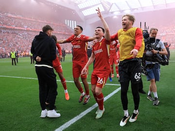 Los Reds celebran el t¨ªtulo n¨²mero 20 de liga tras golear al Tottenham 5-1 en el estadio de Anfield. En la imagen Trent Alexander-Arnold, Andrew Robertson y Caoimhin Kelleher.