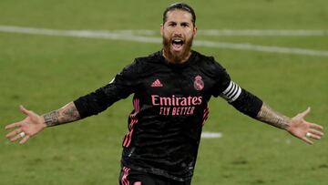 GRAF1383. SEVILLA, 26/09/2020.- El defensa del Real Madrid Sergio Ramos celebra tras marcar el tercer gol ante el Betis, durante el partido de la tercera jornada de Liga en Primera División que disputan esta noche en el estadio Benito Villamar&iacu