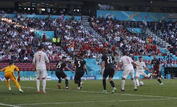 Sarabia empat¨® el partido. 1-1.