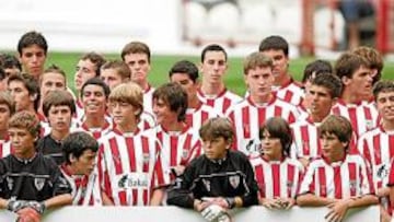 <b>CANTERANOS DE LEZAMA. </b>Jugadores de las categorías inferiores del Athletic en la presentación del primer equipo.