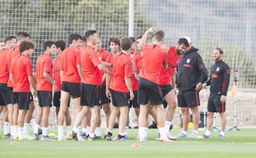 Los jugadores del Atlético vacilan a Diego Costa en el entrenamiento.