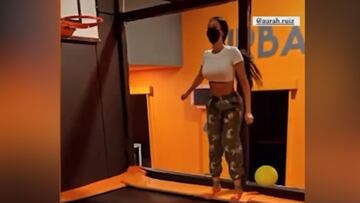 Aurah Ruiz demuestra a Jes¨¦ su destreza jugando al baloncesto en una cama el¨¢stica
