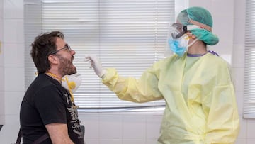 GRAFCVA3715. MURCIA, 02/04/2020.- Una enfermera del hospital Virgen de la Arrixaca toma muestras a un hombre con síntomas del COVID 19, hoy en un centro de salud Murcia, sin consultas debido a la pandemia del coronavirus y que solo esta abierto para tomar muestras de personas con algún síntoma de padecer la enfermedad. EFE/Marcial Guillén