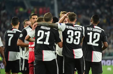 TURIN, ITALY - OCTOBER 01:  Federico Bernardeschi of FC Juventus celebrates after scoring the second goal of his team with teammates during the UEFA Champions League group D match between Juventus and Bayer Leverkusen at Juventus Arena on October 1, 2019 