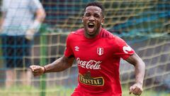 Se prenden las alarmas: Farfán salió lesionado de la práctica