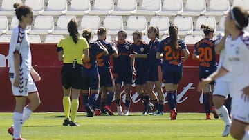 Las jugadoras del Valencia femenino celebran un gol 