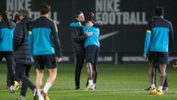 Tito Vilanova y Abidal se abrazan en el entrenamiento.