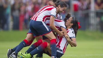 Chivas golea 6-2 al Querétaro y sigue en la pelea