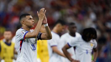 MÚNICH (ALEMANIA), 09/07/2024.- El delantero de la selección francesa Kylian Mbappé, al término del partido de semifinales de la Eurocopa de fútbol que España y Francia han disputado este martes en Múnich. EFE/Alberto Estévez
