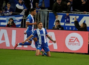 El central del equipo alavesista sigue siendo uno de los más completos. Además de conseguir frenar al ataque de la Real Sociedad, hizo un gol decisivo para mantenerse fuera de los puestos de descenso.