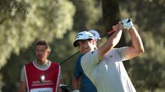 SAN ROQUE (CÁDIZ), 20/10/2023.- El jugador español Adrian Otaegui lanza su bola en la salida del hoyo 16 , durante la segunda jornada del 'Estrella Damm Andalucía Masters', que se disputa hasta el domingo en el gaditano Real Club de Golf Sotogrande. EFE/A.Carrasco Ragel.
