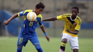 El jugador colombia Anderson Arroyo Cordoba (d) disputa el balón con Fabiano Estefano Tello Arce (i), de Ecuador hoy, jueves 26 de marzo de 2015, durante un partido del Sudamericano Sub'17 en el estadio Nicolás Leoz de Asunción (Paraguay), por la clasificación al Mundial de la categoría a jugarse del 17 de octubre al 8 de noviembre de este año en Chile. EFE/Andrés Cristaldo