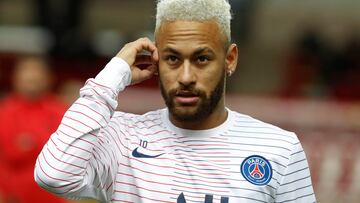 Neymar antes del Mónaco-Paris Saint-Germain de Ligue 1.