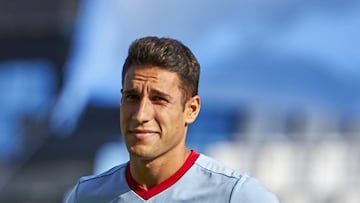 Hugo Mallo, con los brazos en jarra, durante un partido del Celta en el estadio de Balaídos.