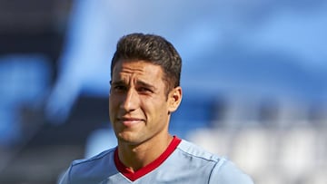 Hugo Mallo, con los brazos en jarra, durante un partido del Celta en el estadio de Bala&iacute;dos.