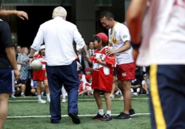 Boris Johnson arroya al niño de 10 años durante un acto de rugby callejero. El alcalde de Londres se encuentra éstos días en Tokio para estrechar lazos culturales con la ciudad nipona.