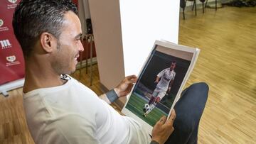 De Tomás viendo su foto de canterano del Madrid.