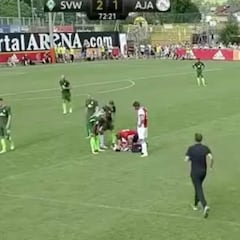 Evacuado un jugador del Ajax en helicóptero tras desplomarse