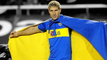 Era cercano a Diego Cagna, quien era el DT albo durante el 2010. Hubo alguna intención, pero el goleador permaneció en Boca hasta su retiro en el 2011.