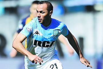 El experimentado futbolista chileno tuvo un breve paso en el balompié azteca con los Pumas. Tras un año de portar la camiseta auriazul fichó con el Racing de Avellaneda.