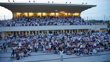 Las dos tribunas laterales del hip&oacute;dromo de Budapest se llenaron de madridistas, casi todos vestidos de blanco.
 