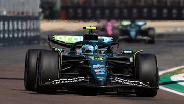 Fernando Alonso rueda con el Aston Martin en el GP de Emilia Romaña de F1 en Ímola.
