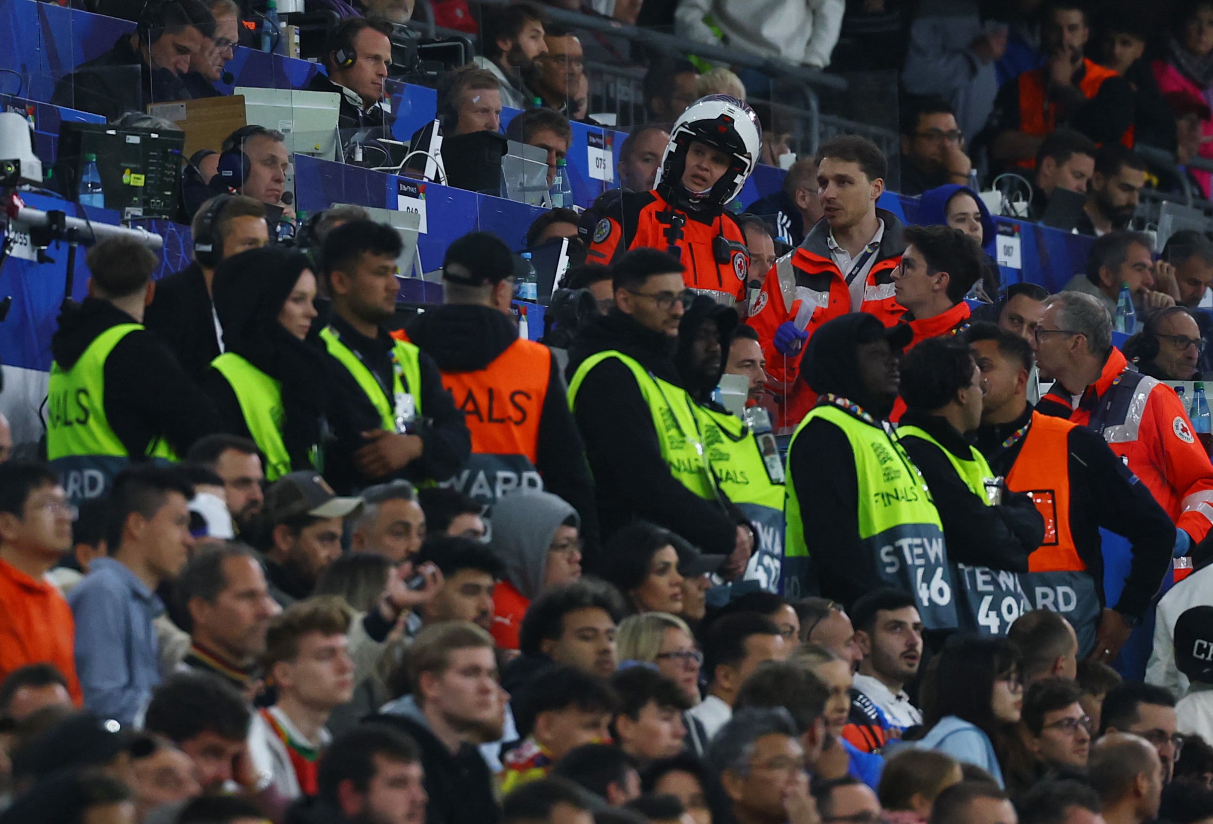 Un hincha muere tras caer desde la grada superior
