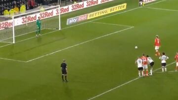 El peculiar estilo de jugador inglés para patear un penal