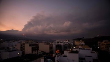 The Cumbre Vieja volcano spews lava, ash and smoke, as seen from Los Llanos de Aridane, in the Canary Island of La Palma in October 6, 2021. - It has been more than two weeks since La Cumbre Vieja began erupting, forcing more than 6,000 people out of thei