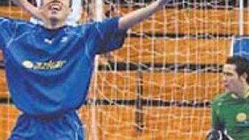 <b>PROTAGONISTA. </b>Fernandinho celebra su gol de oro ante el Polaris.