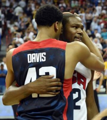Anthony Davis y Kevin Durant se abrazan tras la lesión de Paul George.
