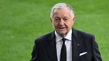 Vice-President of French Football Federation (FFF) Jean-Michel Aulas (C) looks on as he stands on the pitch ahead of the UEFA Women's Euro 2025 Group D football match between The Netherlands and France at the St. Jakob-Park Stadium in Basel, on July 13, 2025. (Photo by Miguel MEDINA / AFP)