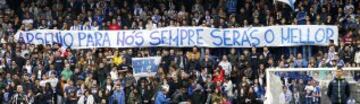 Pancarta de los aficionados del Deportivo de la Coruña en agradecimiento a Arsenio Iglesias que recibe en el descanso del partido su insignia de oro y brillantes del club.