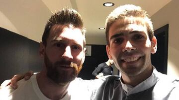 Lionel Messi con Martín Gallí, un fan suyo argentino que cumplió su sueño de conocerle dejando su país, mudándose a Barcelona y sacrificando su trabajo