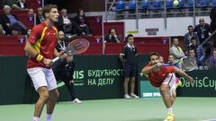 Marc L&oacute;pez y Pablo Carre&ntilde;o Busta devuelven una bola durante el partido de dobles ante Viktor Troicki y Nenad Zimonjic en los cuartos de final de Copa Davis entre Serbia y Espa&ntilde;a.