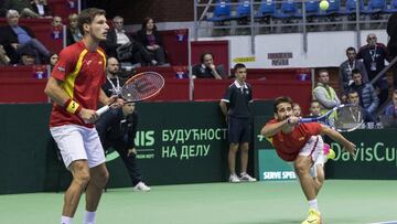 Marc López y Pablo Carreño Busta devuelven una bola durante el partido de dobles ante Viktor Troicki y Nenad Zimonjic en los cuartos de final de Copa Davis entre Serbia y España.