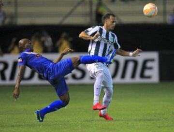 Oscar Bagui of Ecuador's Emelec (L) stretches to reach a ball pressured by Colombia's Atletico Nacional Alejandro Guerra during their Copa LIbertadores soccer match at the Jocay Stadium in Manta May 7, 2015. REUTERS/Guillermo Granja