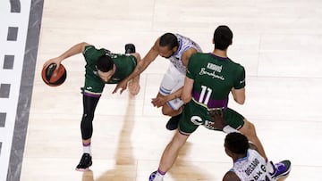 Francis Alonso conduce el balóm. Bloqueo de Kravic.