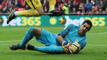 Gorta Iraizoz le arrebata el bal&oacute;n a Vrsaljko en el Athletic-Atl&eacute;tico del pasado fin de semana. 