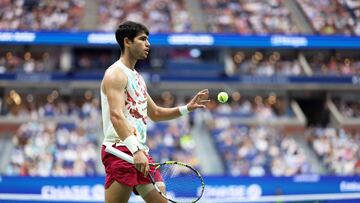 NEW YORK, NEW YORK - SEPTEMBER 04: Carlos Alcaraz of Spain receives a ball from the ball person prior to serving against Matteo Arnaldi of Italy during their Men's Singles Fourth Round match on Day Eight of the 2023 US Open at the USTA Billie Jean King National Tennis Center on September 04, 2023 in the Flushing neighborhood of the Queens borough of New York City.   Clive Brunskill/Getty Images/AFP (Photo by CLIVE BRUNSKILL / GETTY IMAGES NORTH AMERICA / Getty Images via AFP)