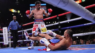 Manny Pacquiaoenv&iacute;a al suelo a Keith Thurman durante su combate.