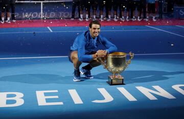 Rafa Nadal posa con el trofeo.